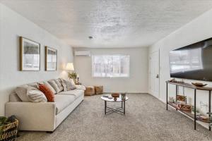 5 Mins off i15 Pickle Ball Courts Close By