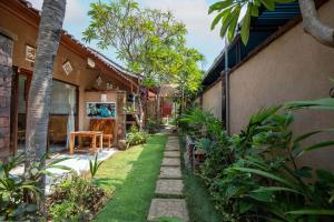 Made Taro - Menjangan Homestay