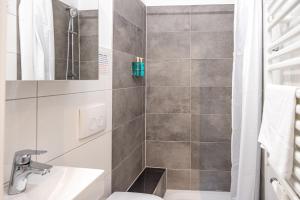 have-a-nice-Stay - Souterrain, Kino an der Natur, U-Bahn nach Hamburg 400m - Bäcker & Restaurants 500m - Lidl 800m - Zentrum 1,5km