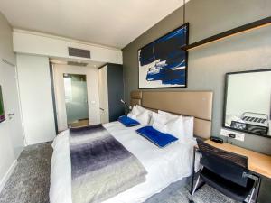SandtonCity-Apartment-Sleeps2-Pool-Parking