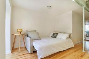 Modern Flat with large garden and terrace right next Estrela Park