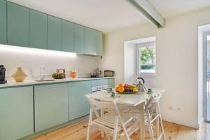 Modern Flat with large garden and terrace right next Estrela Park