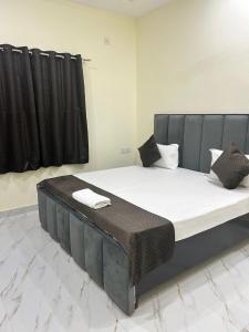 Narayana stays at Assi Ghat