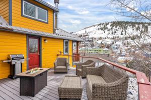 Walk to Main Street, Ontario Adventures, Two Homes Combined - 6 BR, 2 Private Decks with Hot Tubs
