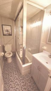 Comfy Downtown Condo With Balcony