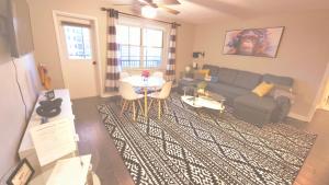 Comfy Downtown Condo With Balcony