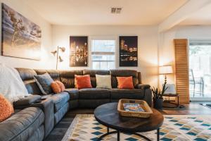 New King Suite with Rain Showers-Walk to Downtown, Lake & Top Eateries