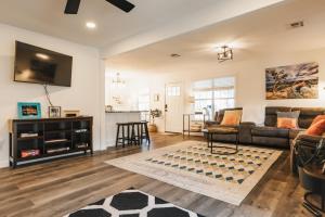 Entire Home with King Bed and Rain Showers-Walk to Downtown, Lake & Best Eateries