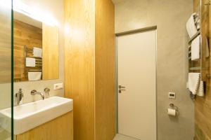 Petrovdom Apartments 68a-68b-305a-305b-280a-280b-265a-265b in smart RC Manhattan, Beresteiskyi 11