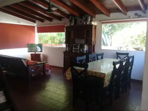 Casas en mar azul las gaviotas