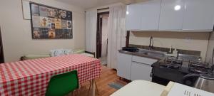 Apartamento térreo com ar condicionado e 2 suítes bem localizado