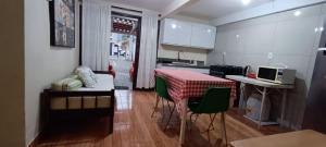 Apartamento térreo com ar condicionado e 2 suítes bem localizado