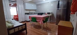 Apartamento térreo com ar condicionado e 2 suítes bem localizado