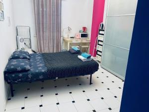 TRUE BLUE Room in Art Flat Bnb