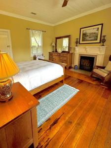 Historic 1818 Riverfront Cottage