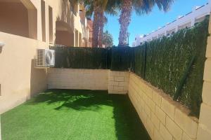 Bajo con patio, piscina y playa a 200 metros