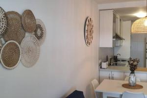 Bajo con patio, piscina y playa a 200 metros