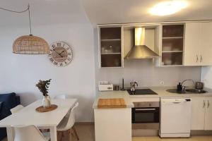 Bajo con patio, piscina y playa a 200 metros