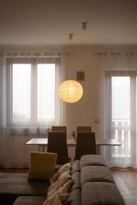 Appartamento con 2 Camere da Letto e Vista Lago