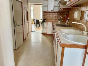 110 m2 Sunny & Central Long Term Apartment - Free Parking