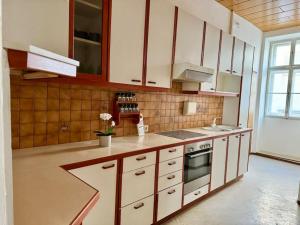 110 m2 Sunny & Central Long Term Apartment - Free Parking