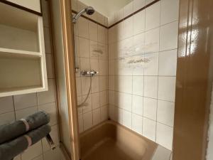 110 m2 Sunny & Central Long Term Apartment - Free Parking