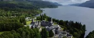 The Classrooms, Loch Ness Abbey - 142m2 Lifestyle & Heritage apartment - Pool & Spa - The Highland Club - Resort on lake shores - 伊文格瑞