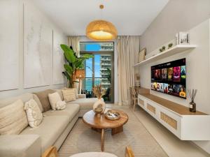 Cozy One Bedroom on the Beach in Dubai Harbour - Prestige Retreats