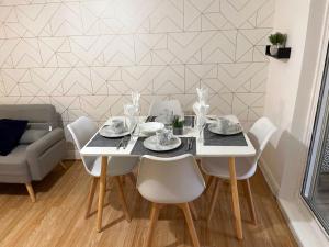 Lovely Spacious House Family & Contractor Friendly 3 Bedroom Near Leeds Centre Sleeps 8