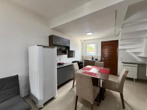 CASA LINDA PARA 6 a 8 PESSOAS COM 3 QUARTOS 3 BANHEIROS , COZINHA COMPLETA, ESTACIONAMENTO A 5 MiNUTOS DA CATEDRAL DE PEDRA