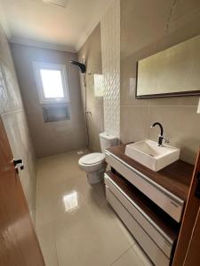 CASA LINDA PARA 6 a 8 PESSOAS COM 3 QUARTOS 3 BANHEIROS , COZINHA COMPLETA, ESTACIONAMENTO A 5 MiNUTOS DA CATEDRAL DE PEDRA