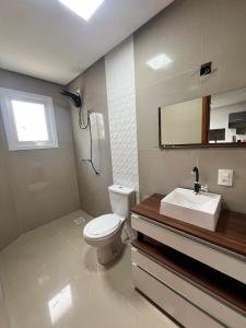 CASA LINDA PARA 6 a 8 PESSOAS COM 3 QUARTOS 3 BANHEIROS , COZINHA COMPLETA, ESTACIONAMENTO A 5 MiNUTOS DA CATEDRAL DE PEDRA