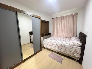 CASA LINDA PARA 6 a 8 PESSOAS COM 3 QUARTOS 3 BANHEIROS , COZINHA COMPLETA, ESTACIONAMENTO A 5 MiNUTOS DA CATEDRAL DE PEDRA
