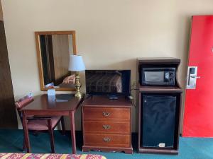 Budget Host Village Inn