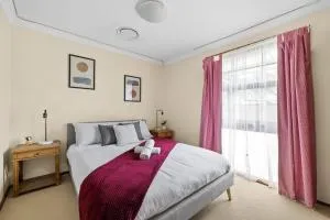 Tranquil Queen Room - Centrally Located at Milperra - Shared Bathroom - Glenfield