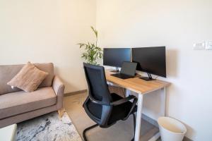 Uluwatu Villa Carina - Local Host, 4 Bedrooms with ensuites, Rooftop Sunset Bar, Pool, Workstation, Quiet and Central