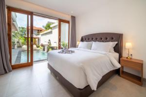 Uluwatu Villa Carina - Local Host, 4 Bedrooms with ensuites, Rooftop Sunset Bar, Pool, Workstation, Quiet and Central