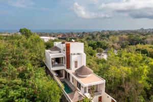 Uluwatu Villa Carina - Local Host, 4 Bedrooms with ensuites, Rooftop Sunset Bar, Pool, Workstation, Quiet and Central