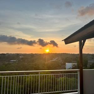 Uluwatu Villa Carina - Local Host, 4 Bedrooms with ensuites, Rooftop Sunset Bar, Pool, Workstation, Quiet and Central