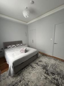 Stylish One Bed Flat in Paddington Pool and gym next door Free secure underground parking nearby