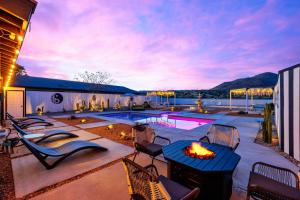 HUGE House in Joshua TreeYucca Valley with Pool & Hot Tub