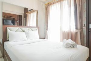 Modern Studio at Green Pramuka City Apartment By Travelio