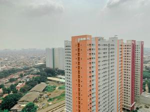 Modern Studio at Green Pramuka City Apartment By Travelio