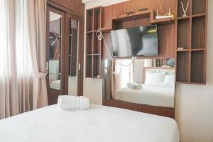 Modern Studio at Green Pramuka City Apartment By Travelio