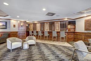 Cozy Resort Suite in Breckenridge with Free Parking, Hot Tubs, Sauna & Gym