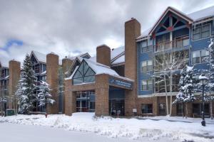 Cozy Resort Suite in Breckenridge with Free Parking, Hot Tubs, Sauna & Gym