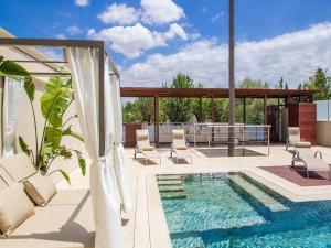 Villa with salt water pool