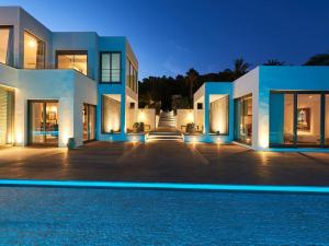 Villa in Ibiza with Infinity Pool & Views