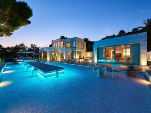 Villa in Ibiza with Infinity Pool & Views