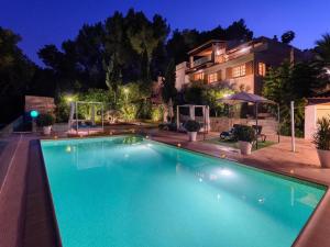 Spacious villa with mountain views